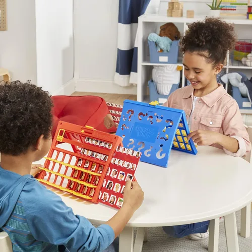 Miniatura 10 de Hasbro Gaming Adivina quién? Marco original, fácil de cargar, hoja de personajes de doble cara, juegos de mesa para 2 jugadores para niños