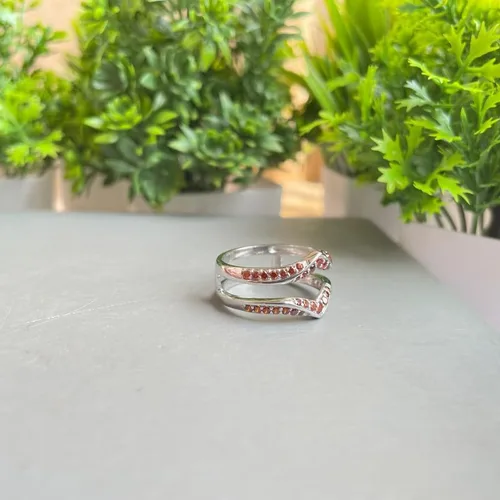 Miniatura 3 de Red Garnet - Anillo de refuerzo en forma de V para mujer, acabado en oro de 14 quilates, anillo de aniversario