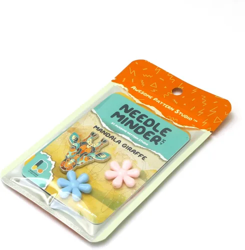 Miniatura 6 de Awesome Pattern Studio Needle Minder Set – Mandala Giraffe Magnetic Needle Minder + 2 agujas Threaders. Pin esmaltado para punto de cruz, bordado