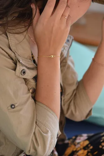 Miniatura 2 de Blossom & Hue - Pulsera pequeña de ojo malvado en plata de ley con relleno de oro de 18 quilates