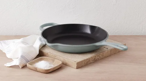 Miniatura 6 de Le Creuset Sartén de hierro fundido esmaltado con mango de hierro, 11.75 pulgadas (2-3/8 cuartos de galón), sal marina Sea Salt