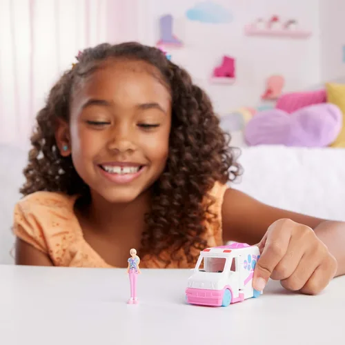 Miniatura 2 de Barbie Mini BarbieLand - Juego de muñeca y vehículo de juguete con muñeca de 1.5 pulgadas, vehículo de clínica de cuidado con cambio