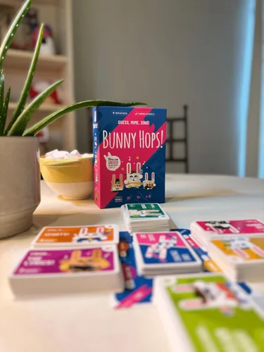 Miniatura 7 de SAVANA Bunny Hops! - Adivina, mime, canta! Juego de fiesta galardonado para familias 4 a 16 jugadores Juego para niños, adolescentes y adultos