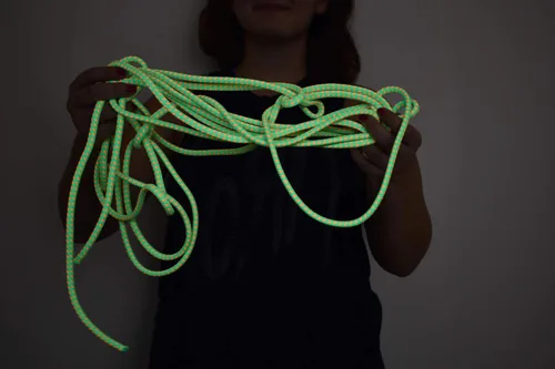 Miniatura 3 de Blacklight Bicolor GloLine - Cuerda luminiscente (verde-naranja claro, 25 pies)
