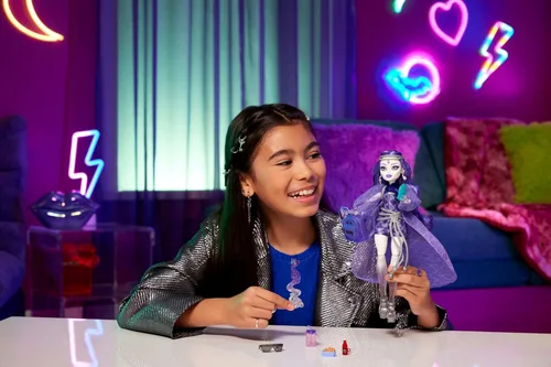 Miniatura 2 de Muñeca de Monster High Spectra Vondergeist con hurón mascota Rhuen y accesorios como mochila, tableta, bocadillos y más