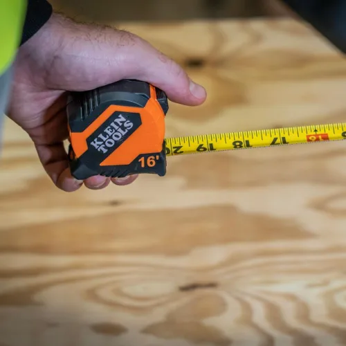 Miniatura 8 de Klein Tools Cinta métrica 9516, cinta métrica imperial compacta de doble gancho de 16 pies con freno de dedo, hoja de nailon, líneas llamativas