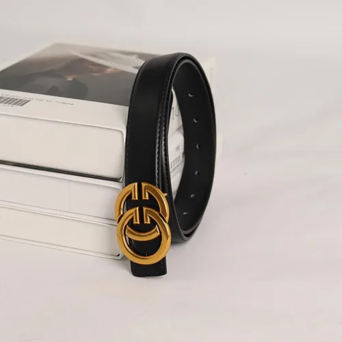 Miniatura 7 de Cinturón de cuero clásico con hebilla de metal para mujer con vestido de jeans