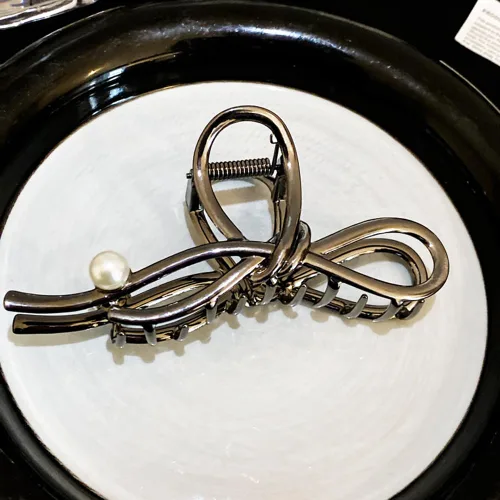 Miniatura 2 de Pinzas de metal grandes para el cabello con diseño de lazo negro y perlas blancas, pinzas antideslizantes para mujeres y niñas, agarre fuerte