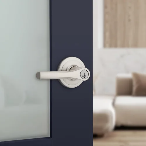 Miniatura 2 de Kwikset Henley - Manija de puerta de entrada con cerradura y llave, palanca reversible con llave y segura para exterior, para entrada principal