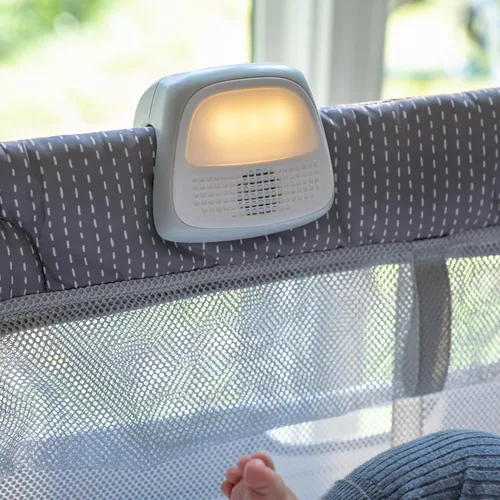 Miniatura 8 de Ingenuity Snooze & Stow - Moisés portátil para bebé, fácil de plegar con sonido, luz, vibración, laterales de malla, estante de almacenamiento