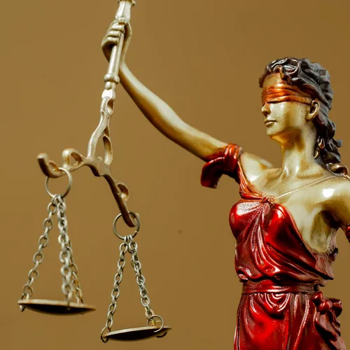 Miniatura 9 de Estatua de bronce ciega de la justicia, figura de justicia Themis de 11 pulgadas (rojo)