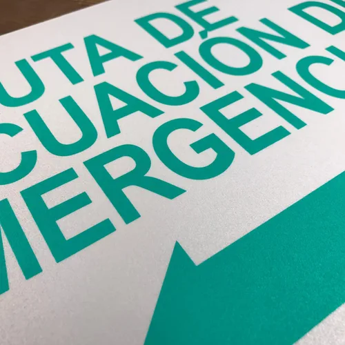 Miniatura 4 de TRADESAFE Señal de flecha izquierda de ruta de evacuación de emergencia – Ruta De Evacuación De Emergencia Señal Español, Instalación Rápida