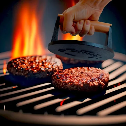 Miniatura 3 de SIZZLE Prensa de patty con mango de madera de 5 pulgadas con temática de fútbol, hierro fundido de alta calidad, construcción sólida, agarre cómodo