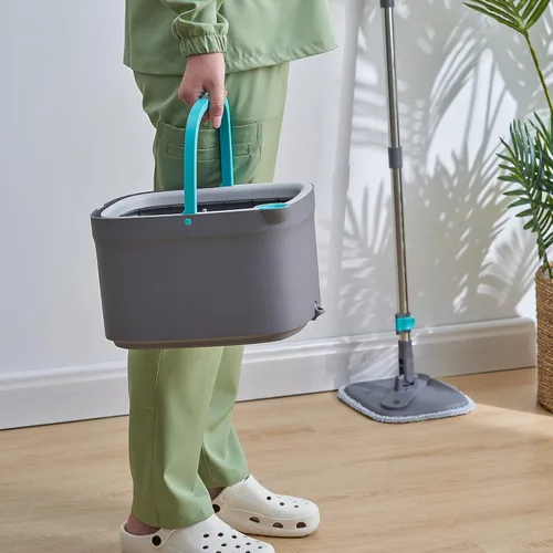 Miniatura 4 de Trapeador giratorio y cubo con compartimentos separados para agua limpia y sucia, versión mejorada 2025 con cepillo lateral y mango de pie, Gris