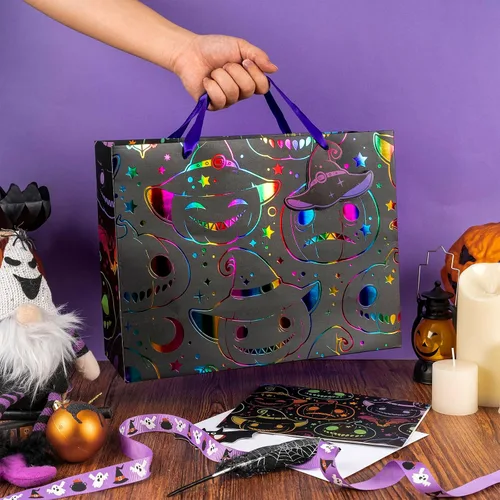 Miniatura 5 de LeZakaa Bolsa de Regalo Holográfica para Niños, Niños y Niñas, Sombrero de Bruja de Calabaza Malvada de Arcoíris en Diseño Negro con Papel de Seda