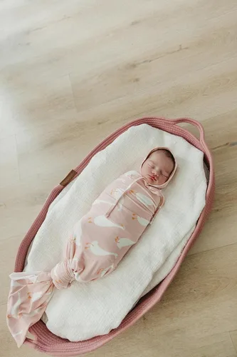 Miniatura 11 de Copper Pearl Gorros de bebé: ultra suave, cómodo de llevar, sombrero de sol para protección contra los rayos UV, diseño moderno a juego, 6-12 meses