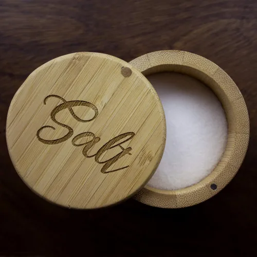 Miniatura 2 de Totally Bamboo Salero de bambú con caja de almacenamiento de bambú y tapa giratoria magnética, capacidad de 6 onzas, grabado de sal en la tapa