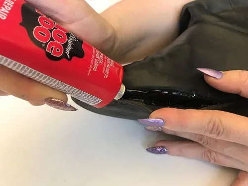 Miniatura 3 de Adhesivo de reparación Black Shoe Goo para fijar zapatos o botas desgastados, negro, 3.7 onzas (3.7 fl oz), 4 puntas aplicadoras de punta de corte