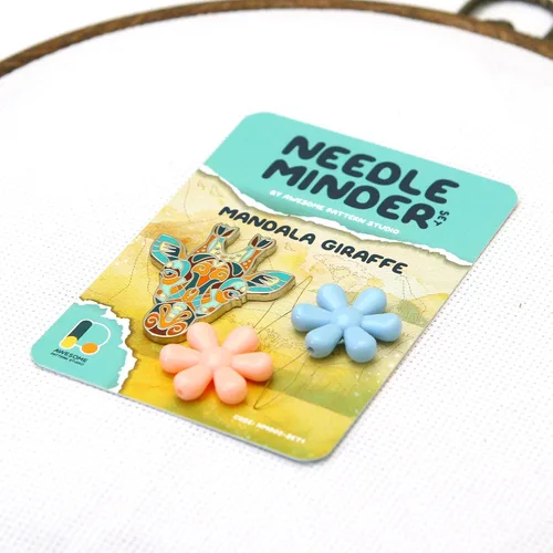 Miniatura 3 de Awesome Pattern Studio Needle Minder Set – Mandala Giraffe Magnetic Needle Minder + 2 agujas Threaders. Pin esmaltado para punto de cruz, bordado