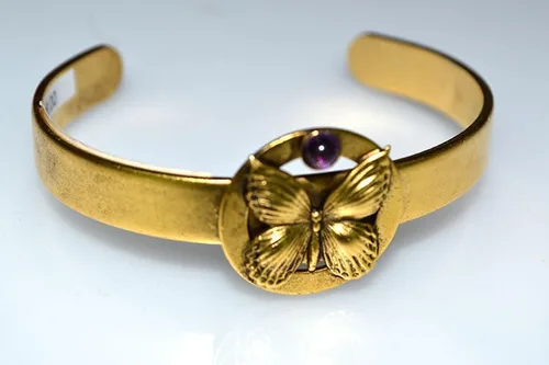 Miniatura 2 de Elaine Coyne Collectible Artwear Pulsera de mariposa de oro antiguo con amatista fabricada en Estados Unidos, Latón, Amatista