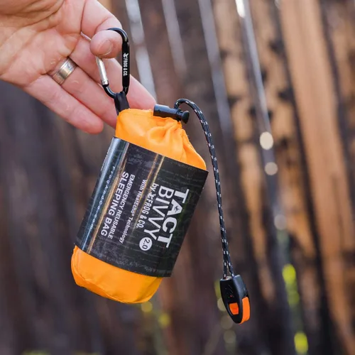 Miniatura 7 de Survival Frog Tact Bivvy 2.0 - Saco de dormir de emergencia con bolsa de transporte, mosquetón, silbato de supervivencia, ParaTinder, compacto
