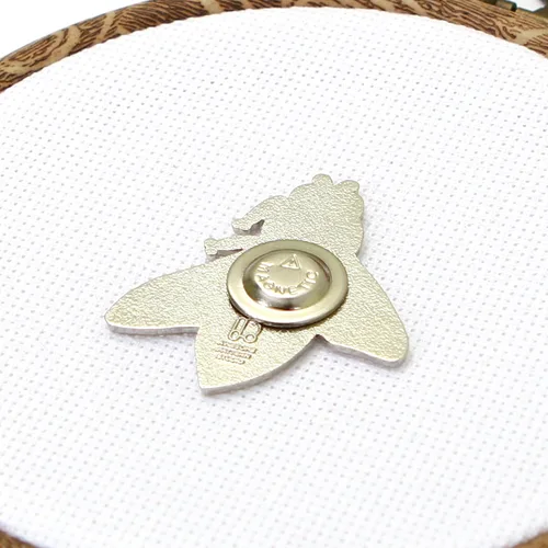 Miniatura 5 de Awesome Pattern Studio Needle Minder Set - Mandala Bee Magnetic Needle Minder + 2 empujadores de agujas. Pin de esmalte para punto de cruz, bordado