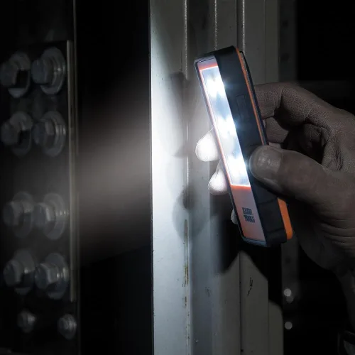 Miniatura 5 de Linterna LED Klein Tools 56221 con clip magnetizado, funciona con pilas, manos libres, brillo ajustable, naranja, para trabajo, correr, acampar