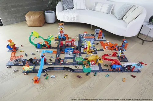 Miniatura 2 de Hot Wheels City Toy Car Track Set Downtown Repair Station Playset con vehículo a escala 1:64, elevador de trabajo y lanzador