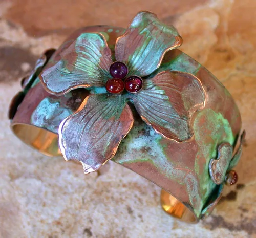 Miniatura 2 de Elaine Coyne Collectible Artwear Verdigris Patina - Brazalete de latón con flores de cornejo, fabricado en Estados Unidos, Latón, cornalina