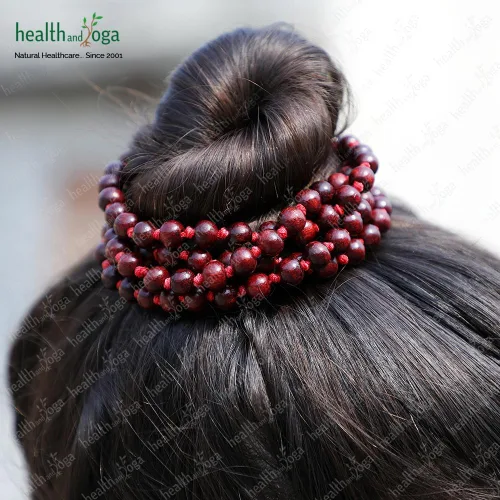 Miniatura 3 de HealthAndYoga™ Mala de Palo de Rosa (108 + 1 Cuentas con Borla) y Bolsa de Terciopelo - Rosario Anudado a Mano para Canto de Mantra, Meditación