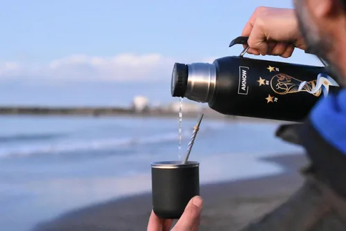 Miniatura 7 de Thermo Argentino mate agua Copa del Mundo Botella de acero inoxidable con bandera argentina 1LT (negro)