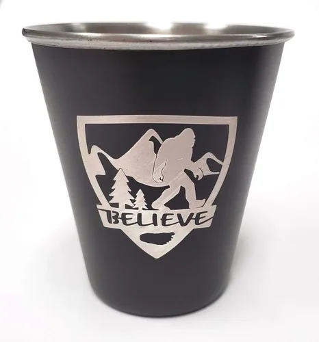 BELIEVE Bigfoot Shield - Vaso de chupito de acero inoxidable - Bigfoot/Sasquatch/Yeti/Wilderness Gift - Diseñado y fabricado en los Estados Unidos