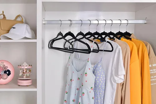 Miniatura 5 de Quality Hangers Paquete de 50 perchas de plástico para ropa, perchas delgadas sin terciopelo con gancho cromado giratorio de 360° y muescas