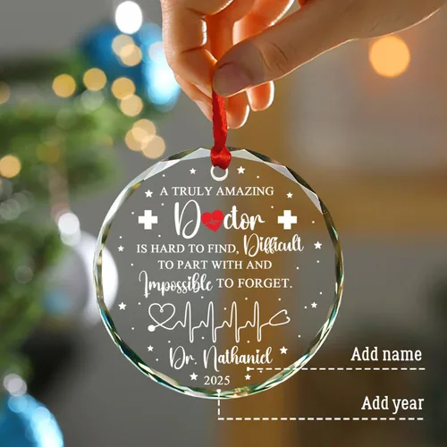 Miniatura 2 de Un médico verdaderamente asombroso es difícil de encontrar Adornos de vidrio, Adorno de Navidad personalizado de agradecimiento al médico 2025