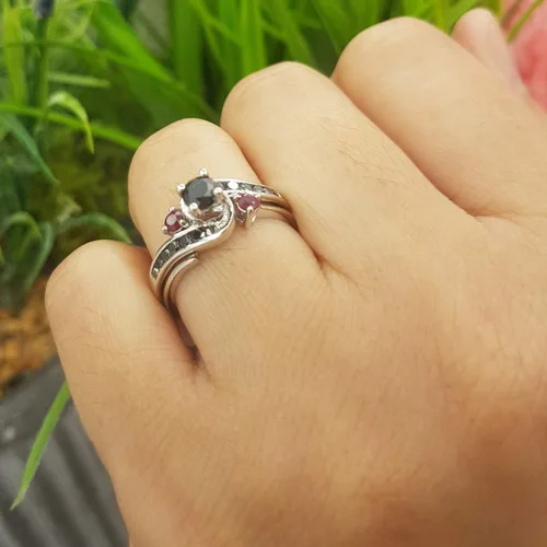 Miniatura 5 de Dazzlingrock Collection Juego de anillos de compromiso de oro de 10 quilates con diamantes negros y rubí rojo para mujer