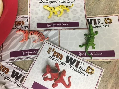 Miniatura 7 de ValeforToy 54 Figuras de animales pequeños de la jungla con caja de regalo. Juguetes para regalar en fiestas para niños, infantes.