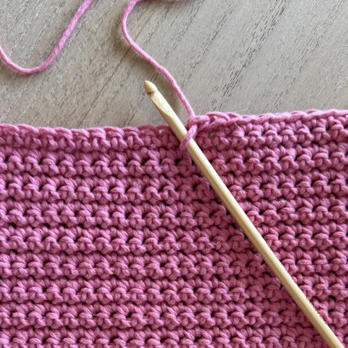 Miniatura 6 de Lion Brand Yarn - Hilo Feels Like Butta, hilo aterciopelado suave para tejer y hacer ganchillo, paquete de 1, Negro