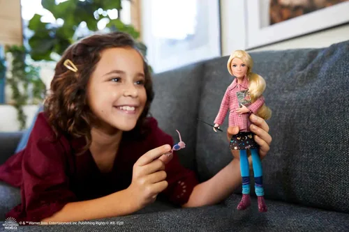 Miniatura 2 de Mattel Juguete coleccionable de Harry Potter, muñeca Luna Lovegood y accesorios, aspecto característico con Quibbler y Spectrespecs