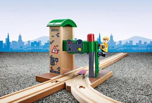 Miniatura 2 de BRIO World Signal Station - Juego de 2 piezas de pista de tren de madera con luz roja interactiva y figura - Certificado FSC - Compatible con todos