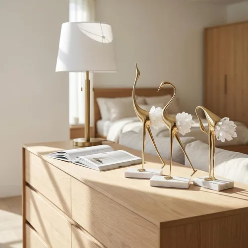 Miniatura 6 de suruim Elegantes estatuas de pájaro de grúa dorada con detalles de cola de cristal, figuras decorativas de latón para decoración del hogar (blanco A)
