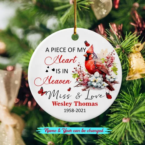 Miniatura 2 de Adorno de cerámica personalizado con texto en inglés "A Piece of My Heart is in Heaven" para Navidad 2026, adorno cardenal rojo conmemorativo