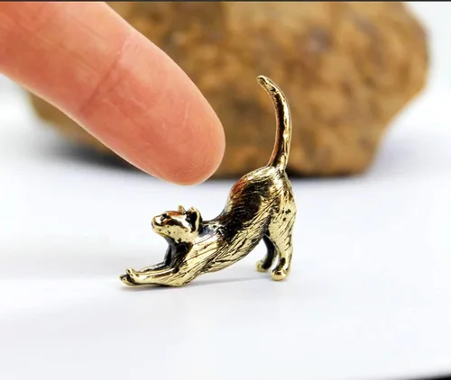 Miniatura 2 de Figura de gato estirada fundida a mano en latón, pequeño gatito, regalo coleccionable para amantes de los gatos, pequeña baratija decorativa de metal