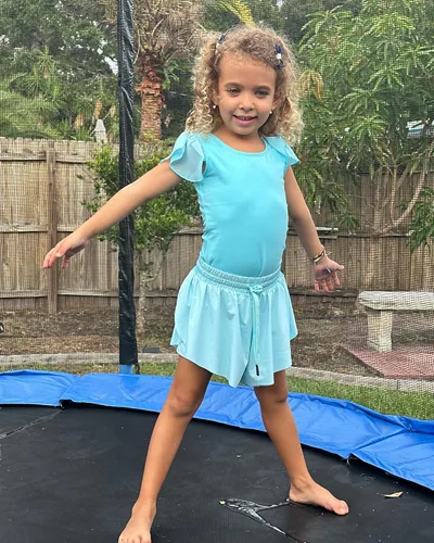 Miniatura 2 de Stelle Pantalones cortos fluidos con bolsillos para niñas, falda atlética para correr, cintura alta, mariposa, 2 en 1, pantalones cortos deportivos