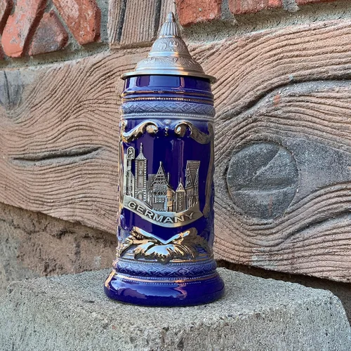 Miniatura 6 de Essence of Europe Gifts OktoberfestHaus - Jarra de cerveza alemana de Rothenburg con emblema de metal en una jarra de cerámica con tapa de 0,6
