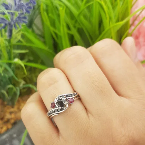 Miniatura 4 de Dazzlingrock Collection Juego de anillos de compromiso de oro de 10 quilates con diamantes negros y rubí rojo para mujer
