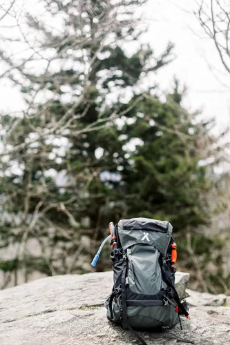 Miniatura 6 de Bear Grylls Mochila de hidratación de senderismo de 45 L, mochila de día con bolsa de agua de 2 litros, ligera y perfecta para acampar, correr