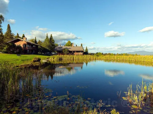 Foto histórica pictórica - vista al lago en medio de casas de huéspedes debajo de la casa de familia Trapp en Stowe, Vermont- Fine Art Photo