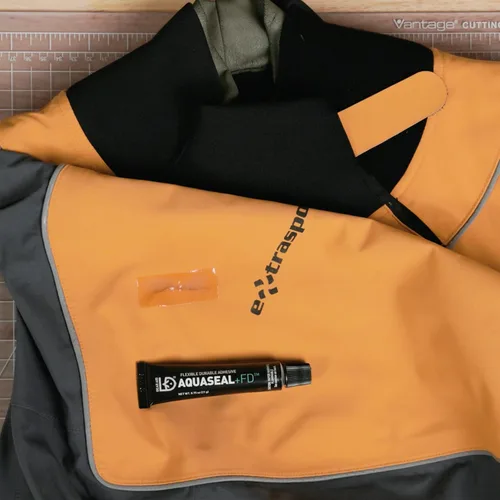 Miniatura 8 de GEAR AID Aquaseal FD - Adhesivo de reparación flexible y duradero para fijar desgarros y agujeros en vadeadores, trajes de neopreno, inflables