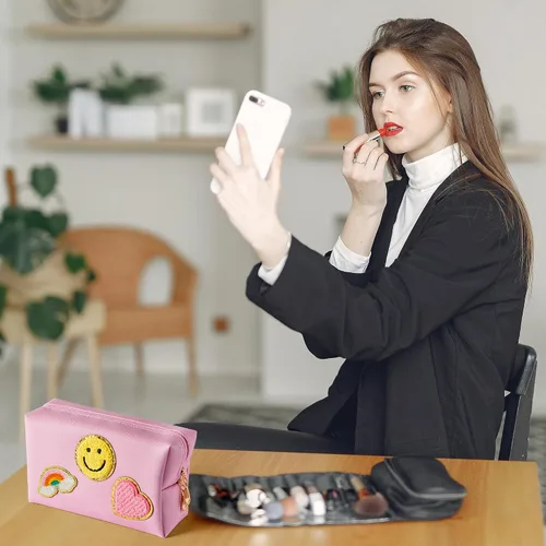 Miniatura 6 de LieToi Preppy Patch - Bolsa pequeña de aseo personal, piel sintética, portátil, impermeable, para maquillaje, bolsa de almacenamiento para uso Rosa