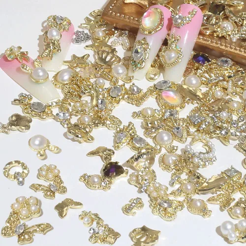Miniatura 5 de 50 dijes dorados para uñas acrílicas, estilos mixtos, diamantes de imitación brillantes de aleación de perlas para uñas, flores, mariposa, corazón